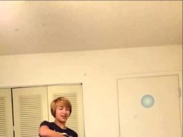 Gatto dispettoso spegne la luce in continuazione