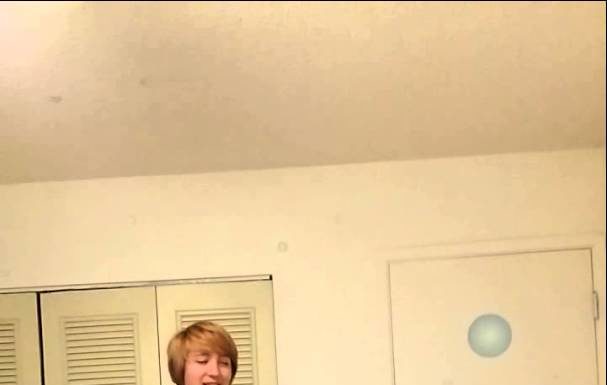 Gatto dispettoso spegne la luce in continuazione