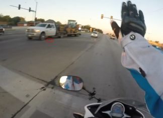 Motociclista blocca il traffico e salva gattino