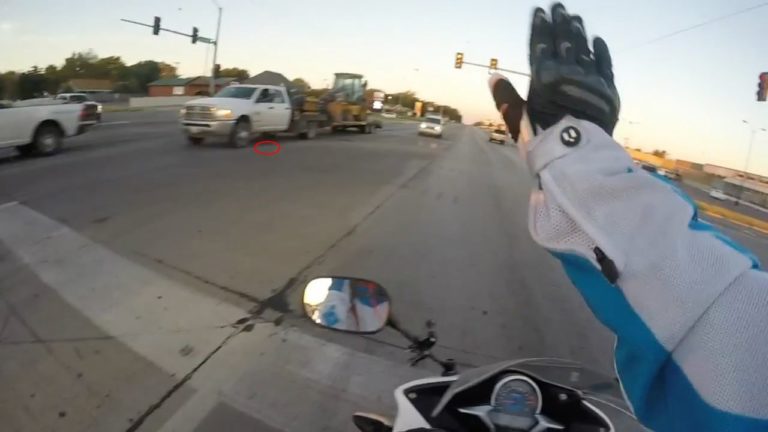 Motociclista blocca il traffico e salva gattino