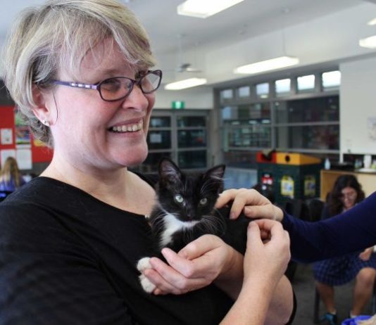 Kath Crawford, del Flossie's kitten Rescue, presso il College St Francis Xavier