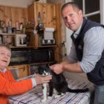 L’agente Evans fa indossare il dispositivo GPS a un gatto di  Stephen Barnes