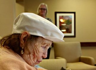 I gattini del PACC allattati dai residenti della casa di cura di Oro Valley