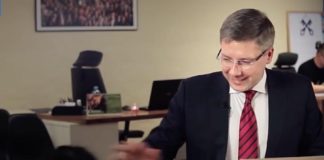 Il sindaco di Riga viene interrotto da un gatto durante un'intervista