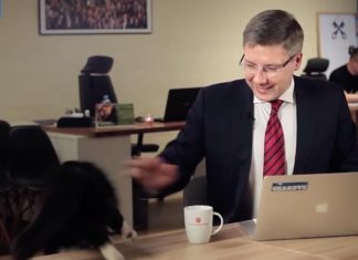 Il sindaco di Riga viene interrotto da un gatto durante un'intervista