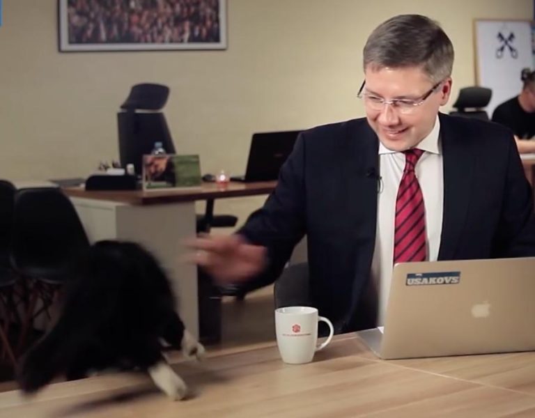 Il sindaco di Riga viene interrotto da un gatto durante un'intervista