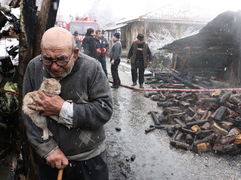 Un anziano riabbraccia in lacrime il suo amato gatto mentre la casa va in fiamme
