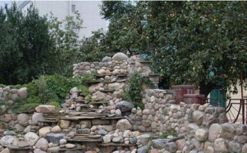 Trova il gatto tra le rocce